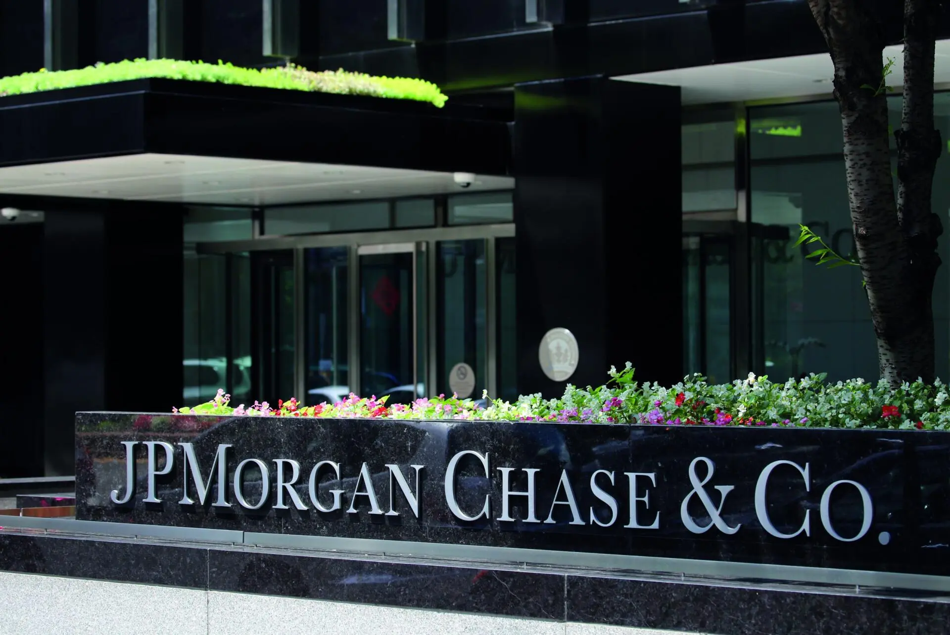 JP Morgan feuert auf allen Zylindern